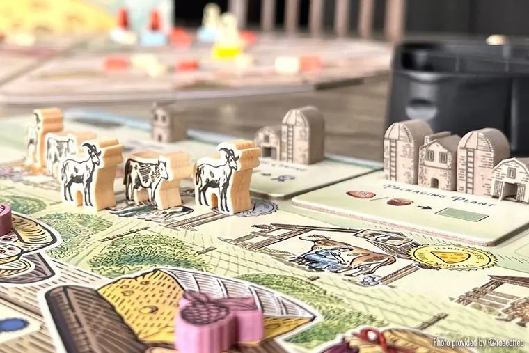 Ganado y estructuras de madera en juego