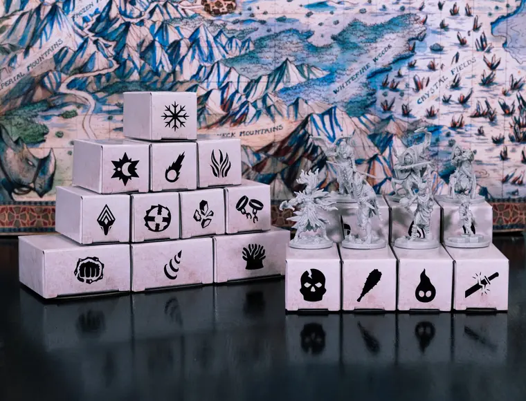 Las cajas de personaje y sus miniaturas sobre el mapa