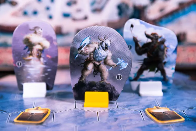Figuras troqueladas de monstruos sobre el tablero