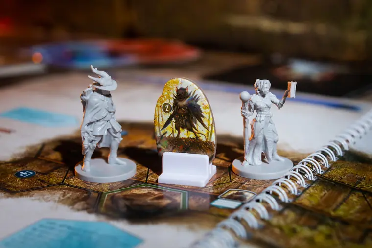 Dos miniaturas y un monstruo de cartón en su peana