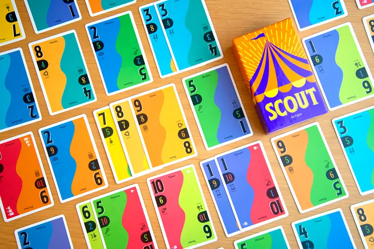 Las cartas de colores junto a la caja