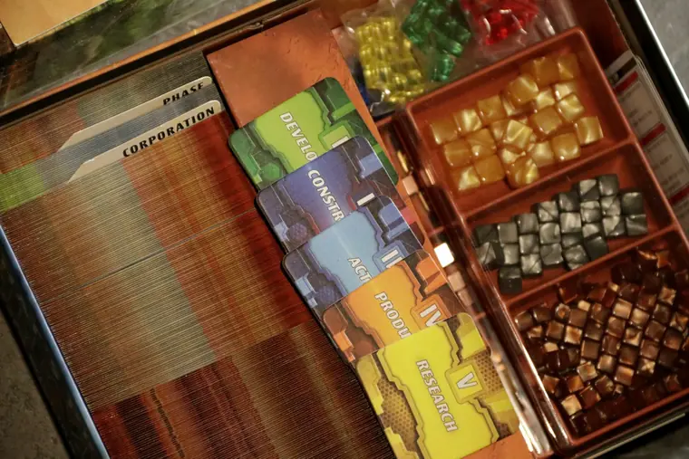 Cartas de fase y cubos de recurso dentro de la caja