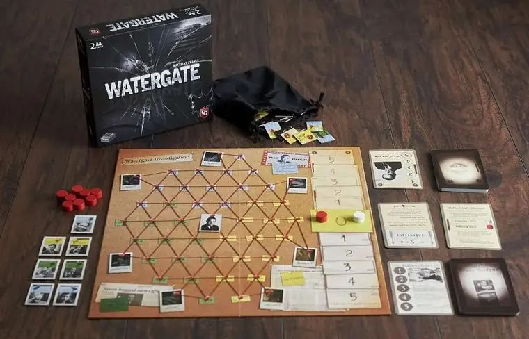 La partida montada: tablero, cartas y fichas