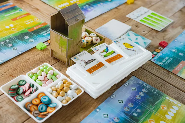 La torre-comedero, la comida y las cartas
