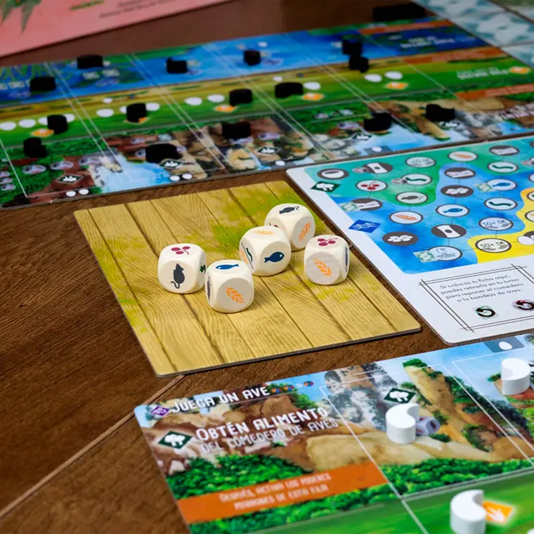 El comedero con los dados, el mapa dúo y un tablero